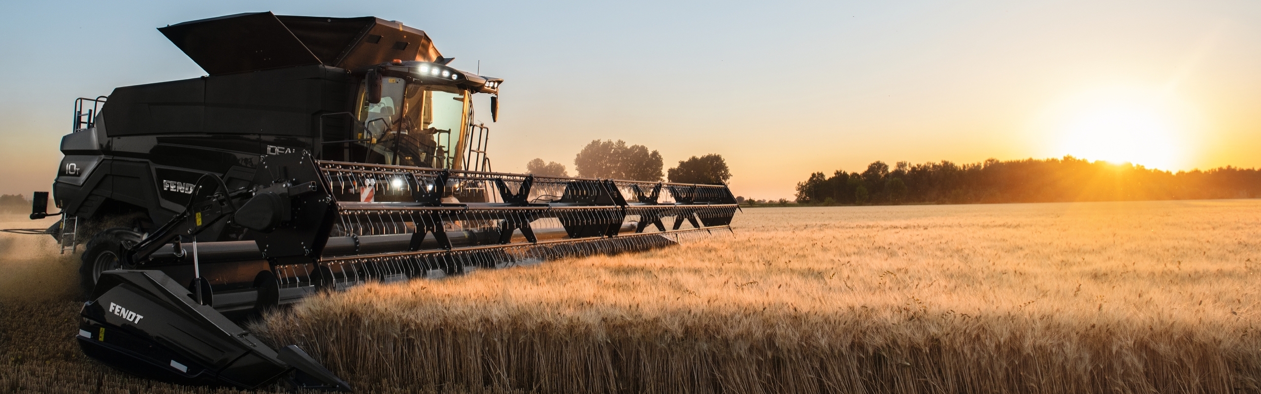 Fendt IDEAL 8 pendant la récolte dans un champ de blé