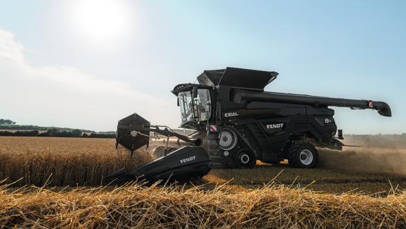 Fendt IDEAL en action au coucher du soleil