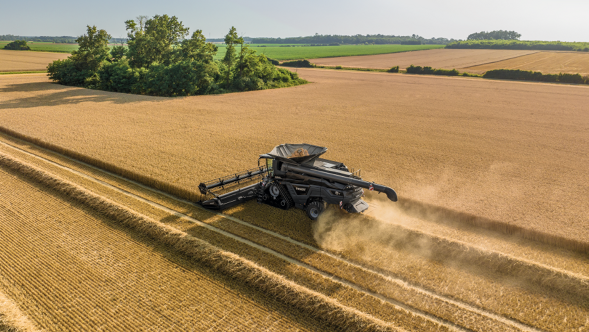 Fendt IDEAL en action au coucher du soleil