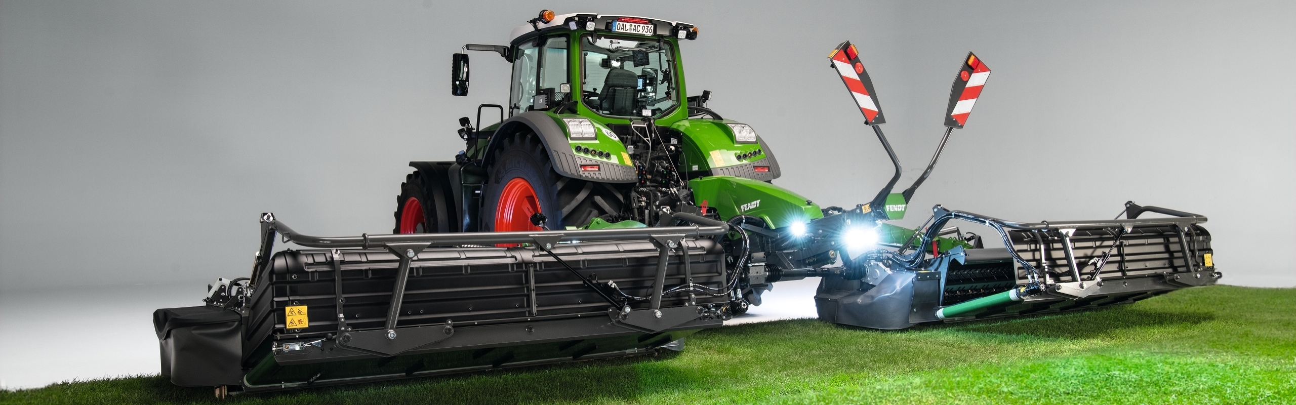 un tracteur Fendt équipé d’une faucheuse à disques Fendt Slicer