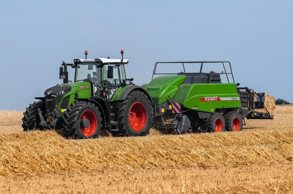 Tracteur Fendt avec presse à balles parallélépipédiques Fendt lors du pressage de balles de paille