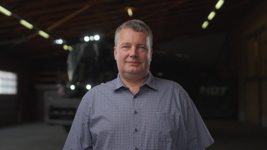 L’agriculteur Andreas Debbeler se tient devant une Fendt IDEAL