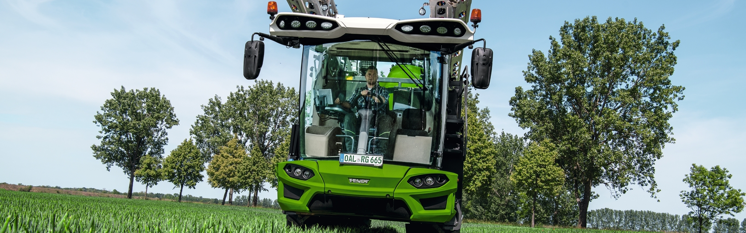 Fendt Rogator 600 avec rampe repliée dans un champ de céréales