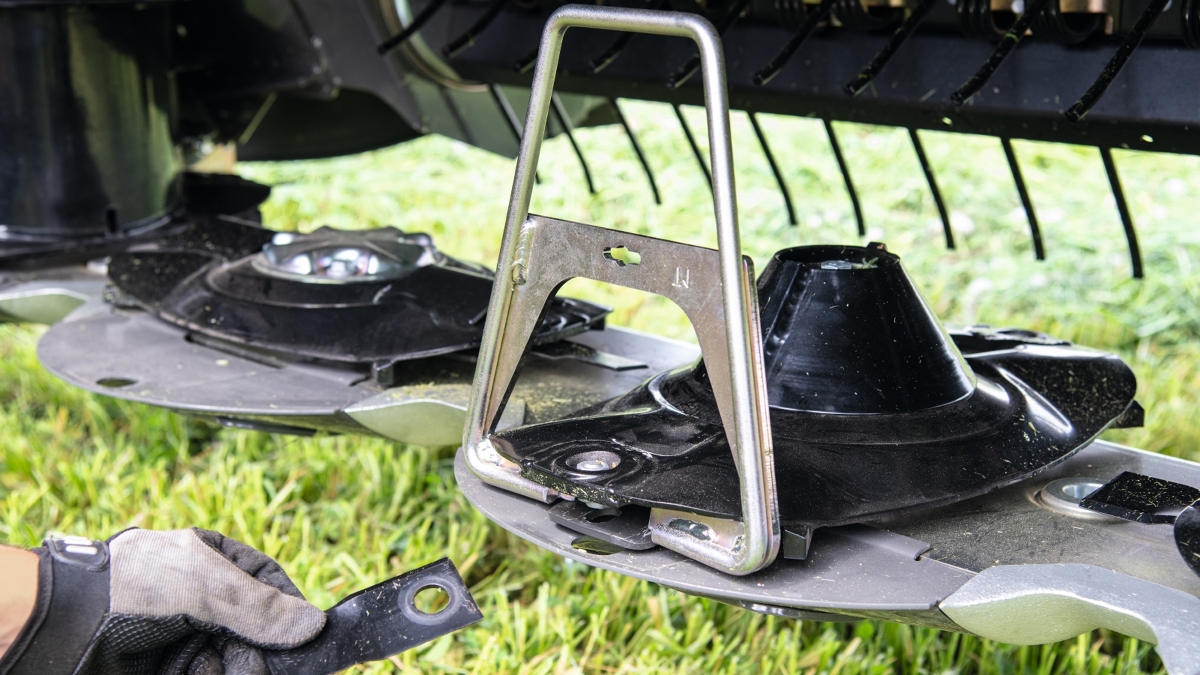 Vuede la Fendt Slicer et le changement rapide des couteaux dans le champ