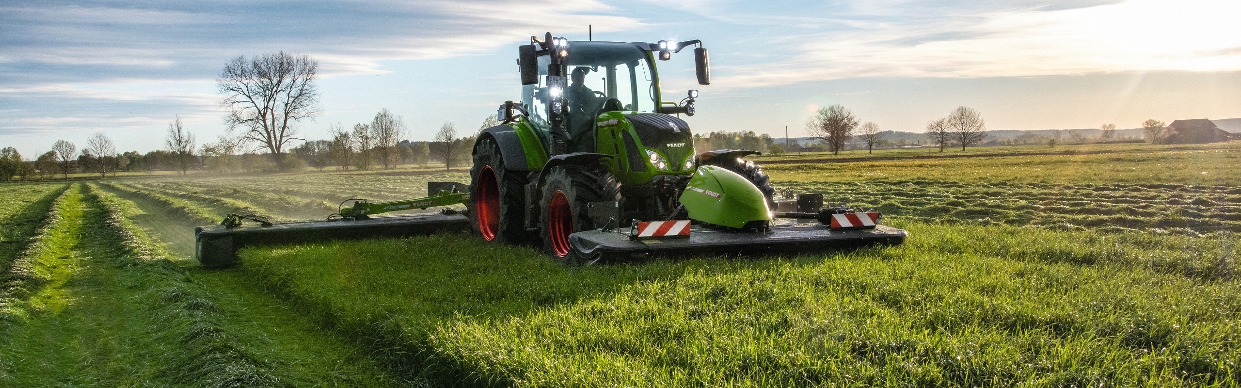 Fendt 500 Vario avec attelage avant et arrière Slicer dans les prairies