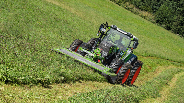 Tracteur Fendt Vario dans une prairie escarpée lors du fauchage en pente avec le Fendt Slicer 260 FPS