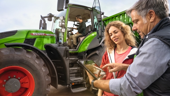 Un couple d'agriculteurs chez le concessionnaire pour obtenir des conseils sur le service Fendt Care