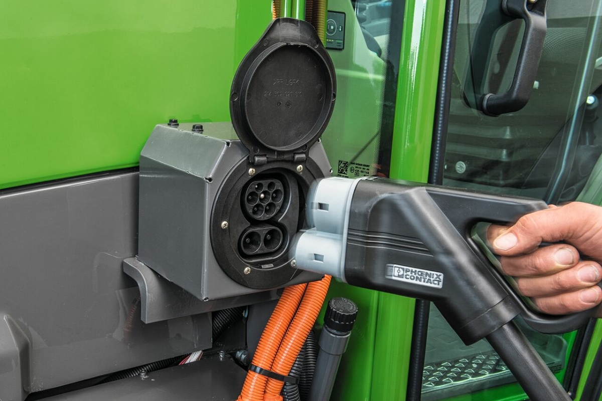 Détail d'un tracteur électrique Fendt avec câble de recharge