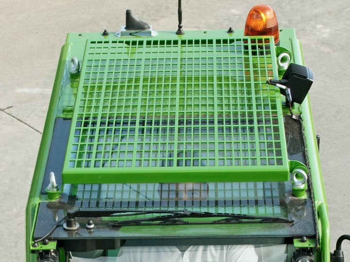Gros plan sur le toit de la cabine avec la grille verte