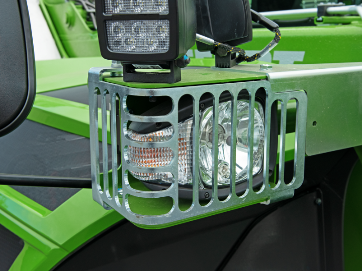 Gros plan sur la grille de protection des phares gris clair