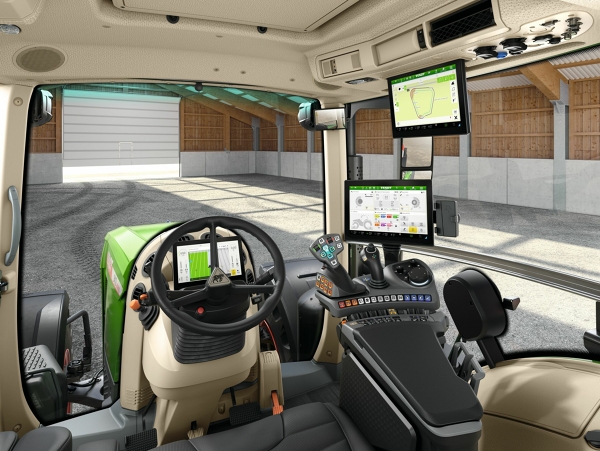 Cabine du Fendt 900 Vario Vue intérieure de la cabine du Fendt 900 Vario avec un équipement de haute qualité, vue sur un hall spacieux avec un sol en béton gris et une porte de garage blanche.