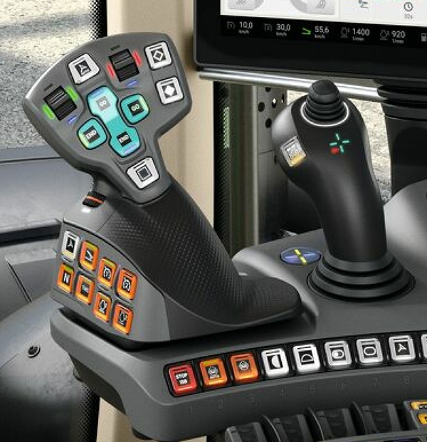 Cabine du Fendt 900 Vario Vue intérieure de la cabine du Fendt 900 Vario avec un équipement de haute qualité, vue sur un hall spacieux avec un sol en béton gris et une porte de garage blanche.