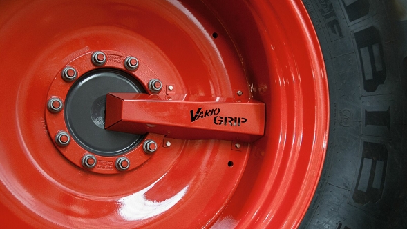 Un pneu avec la jante rouge classique de Fendt et l’inscription noire « VarioGrip ».