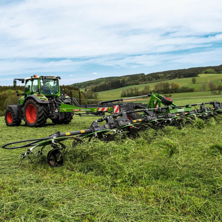 Tracteur Fendt et faneuse Fendt en action