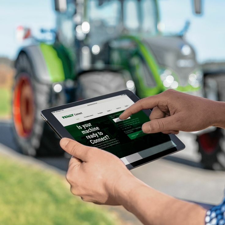 Gros plan sur la tablette avec l’application Fendt Connect