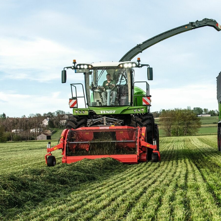La Fendt Katana en action dans une prairie.