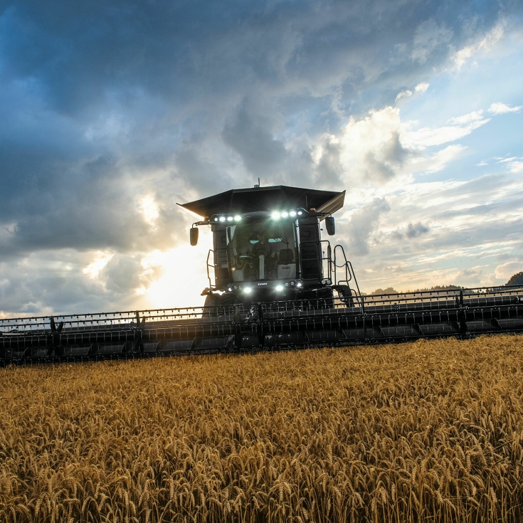 Un Fendt IDEAL roule dans un champ de blé