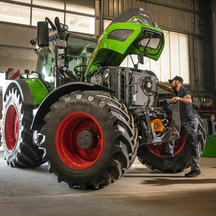 Service FendtUn employé du service Fendt vérifie un tracteur Fendt