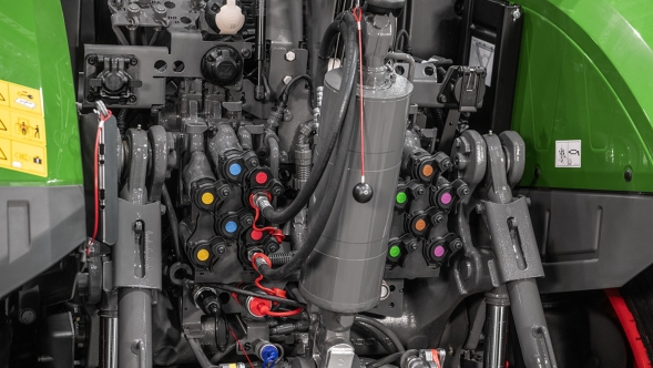 Vue de l'arrière du tracteur avec les multiples possibilités de connexion