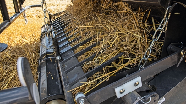 Le gros plan sur le pick-up de la Fendt Rotana montre comment la paille est ramassée.