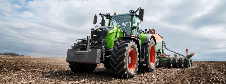 Une femme conduit un Fendt 700 Vario Gen7 dans un champ