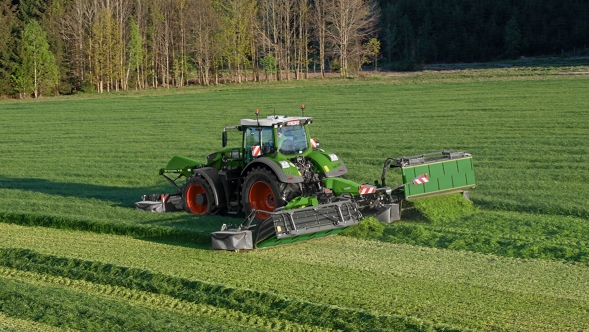 Tracteur Fendt avec faucheuse frontale.