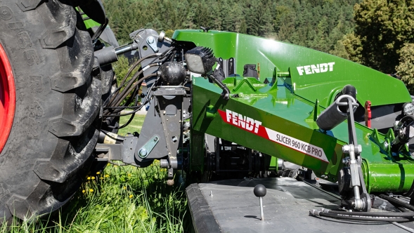 Gros plan sur la faucheuse arrière Fendt Slicer