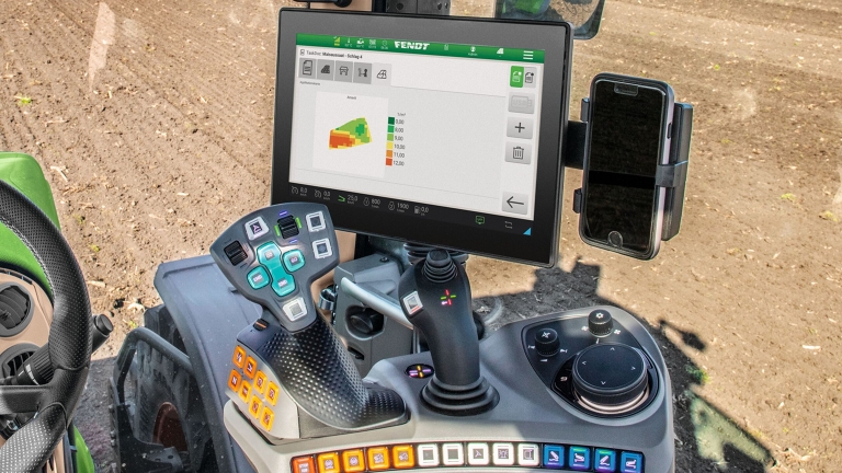 Poste de travail du conducteur FendtONE avec terminal Gros plan sur l'accoudoir multifonction avec terminal d'un tracteur Fendt