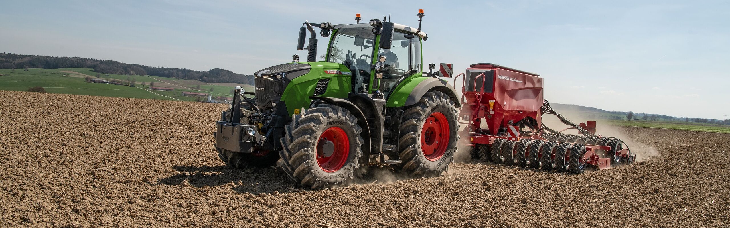 Fendt 700 Vario Gen7.1 Fendt 700 Vario Gen7.1 en action dans les champs avec un combiné de semis Horsch.