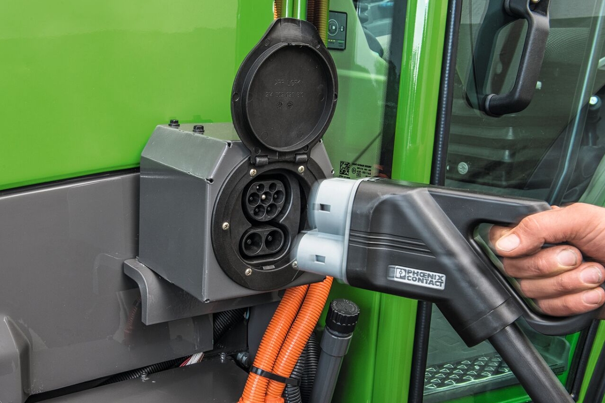 Détail d'un tracteur électrique Fendt avec câble de recharge