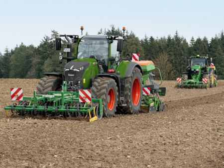 Fendt 728 Vario Gen7 PowerMix Fendt 728 Vario Gen7 avec semoir dans un champ