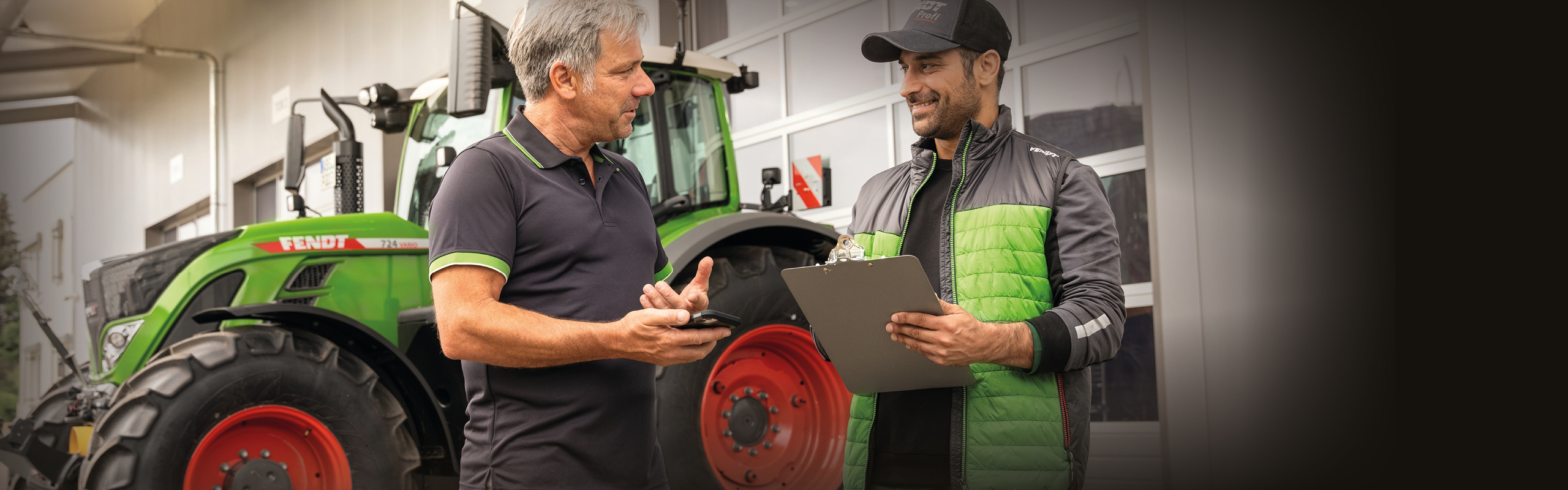 AGCO Parts Smart Check Un concessionnaire Fendt et le personnel de Fendt Service passent en revue la liste de contrôle AGCO Parts Smart Check