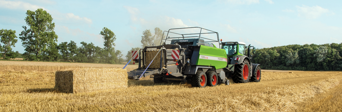 Egy Fendt traktor a szántóföldön, Fendt 1290 S DX a szántóföldön szögletes bálák bálázása közben.