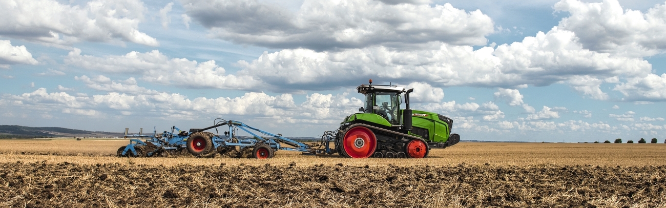 Kāpurķēžu traktors Fendt 900 Vario MT ar zilu disku kultivatoru uz lauka