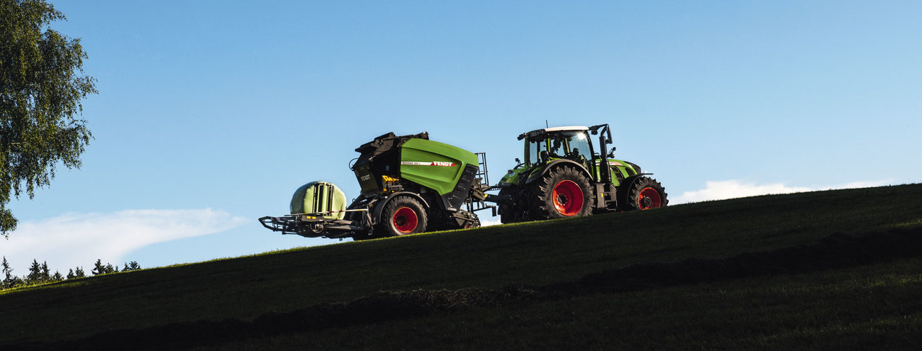 endt 700 Vario és Rotana 180 V Xtra széna bálázása a legelőn