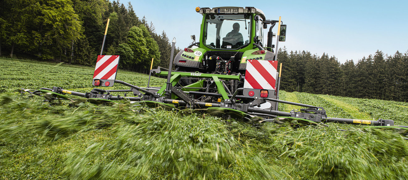 egy Fendt traktor és a Fendt Lotus rendterítő egy Fendt traktor a Fendt Lotus-szal munkában egy mezőn