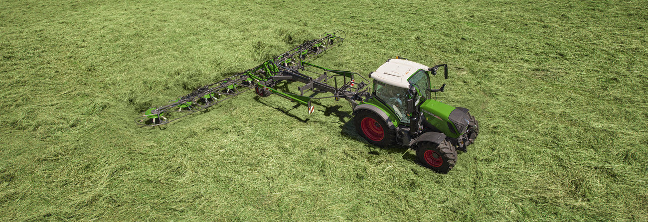 <paragraph id="1236128-1236133-de-1711526496-e1e1e1e1d1">Title: Fendt traktor Fendt Lotus rendterítővel</paragraph>