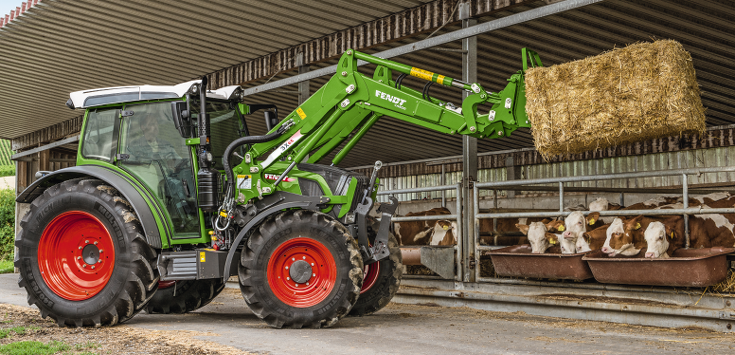 Fendt 200 Vario Fendt Cargo homlokrakodóval tehenek etetése közben Fendt 200 Vario Fendt Cargo homlokrakodóval tehenek etetése közben