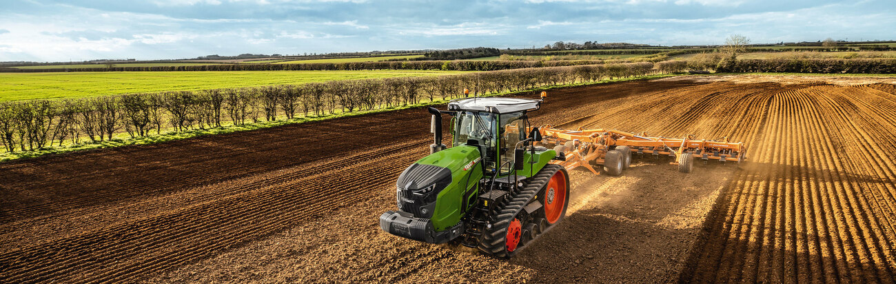Fendt 900 Vario MT kāpurķēžu traktors, velkot kultivatoru, uz lauka