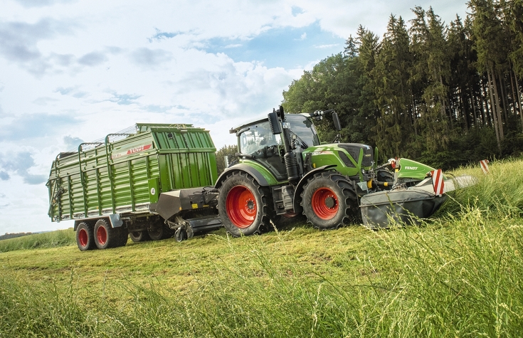 Fendt Cutter doboskasza front felfügegsztéssel ingás bakkal Fendt Vario 500 Cutter front kaszával és Fendt Tigo rendfelszedő pótkocsival.