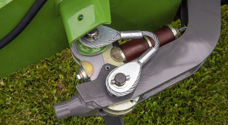 Egy személy behelyez egy szerszámot a kihúzott szerszámosládába a Fendt Cutter kaszán.