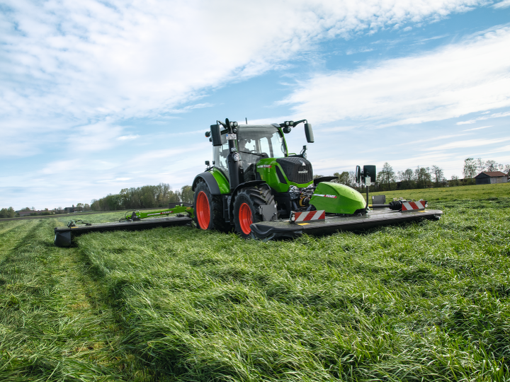 Fendt traktor a táblában, egy Fendt Slicer mellső- és hátsó kaszával