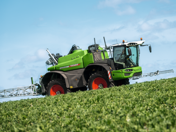 Fendt Rogator 600 szántóföldön üzem közben
