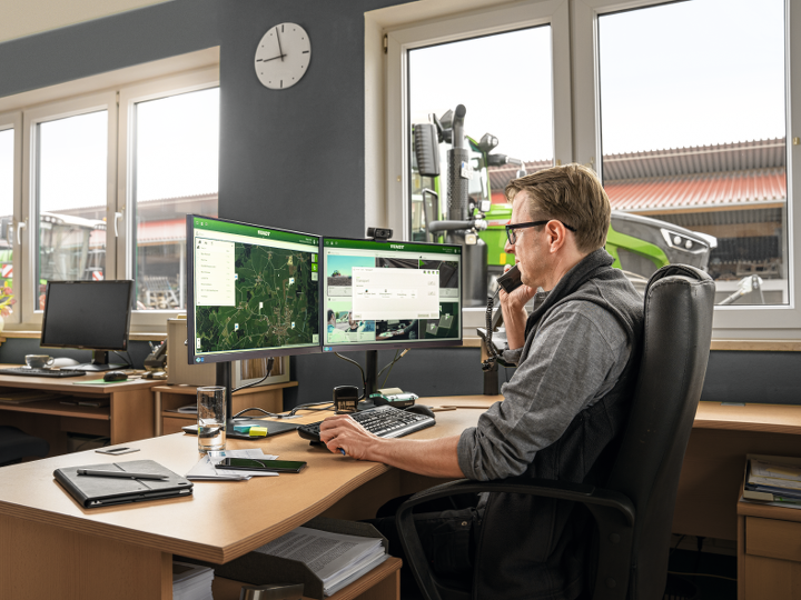 Fendt kereskedő az íróasztalánál, monitorja előtt ül