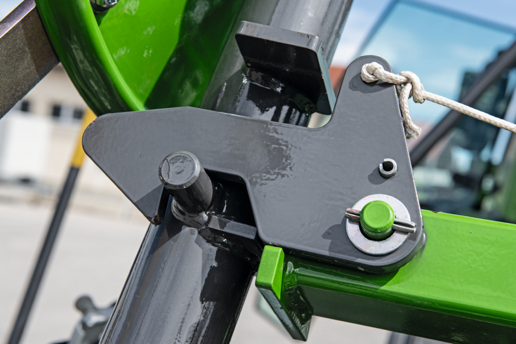 Fendt Lotus 770 szállítási helyzetbe csukási rendszerrel közelkép a zöld Fendt Lotus 770 szállítási helyzetbe csukási rendszeréről