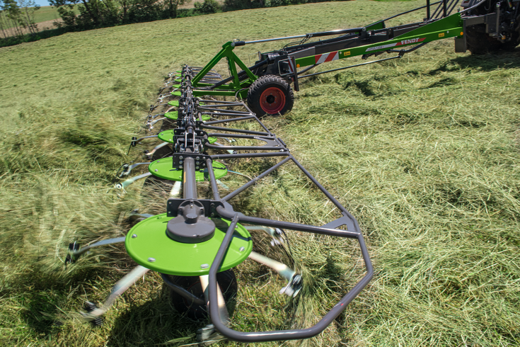 Fendt Lotus 1020 T & 1250 T transzportkerekek használat közben a lekaszált fű terítése közben egy zöld mezőn