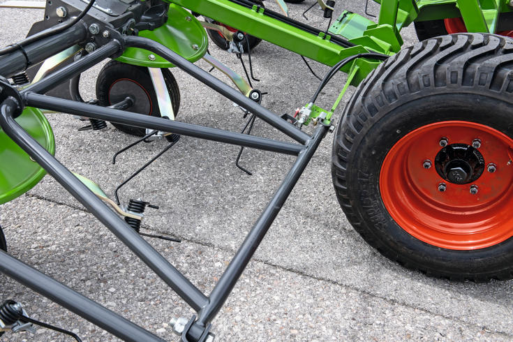 Fendt Lotus kiegészítő rácsos keret Fendt Lotus kiegészítő rácsos keret közelkép szürke kövezeten