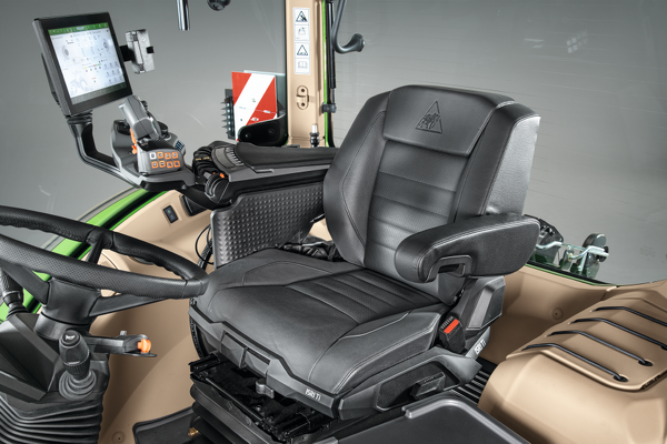 Fendt 700 Vario Gen7 vezetőülés Közelkép a Fendt 700 Vario Gen7 vezetőülésről