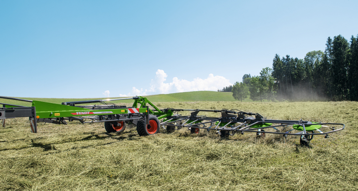 Fendt Lotus rendterítő a zöld Fendt Lotus rendterítő használat közben egy zöld mezőn a megszáradt széna terítésekor.
