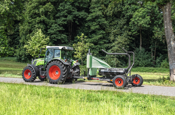 Fendt Rollector 130 Egy Fendt Rollector 130 traktorral a földúton